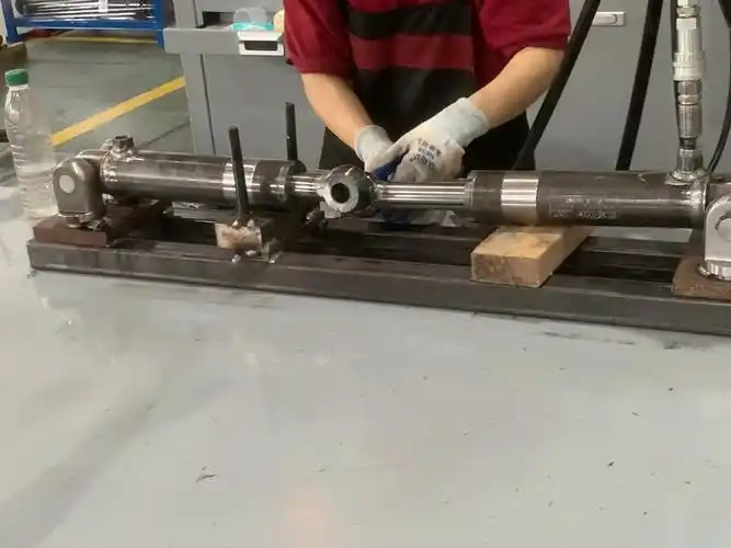 油圧シリンダを分解する際の注意点は何ですか？